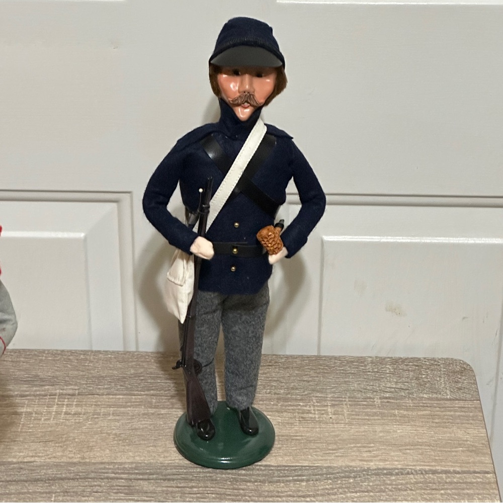 Byers Choice Caroler Civil War Union Soldier w/Musket (Iron) &‎ Pipe SIGNED